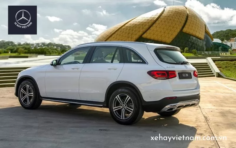 Mercedes GLC 200 Mercedes GLC 200 được đánh giá tương đối cao nhờ nhiều điểm cộng lớn được tích hợp